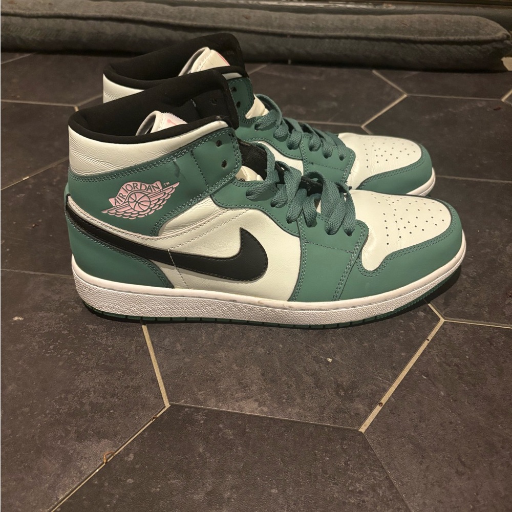 Nike Air Jordan 1 Mid Dutch Green - Picture 3 of 6